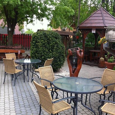 Sarokhaz Panzio Bed & Breakfast Vecses Exterior photo